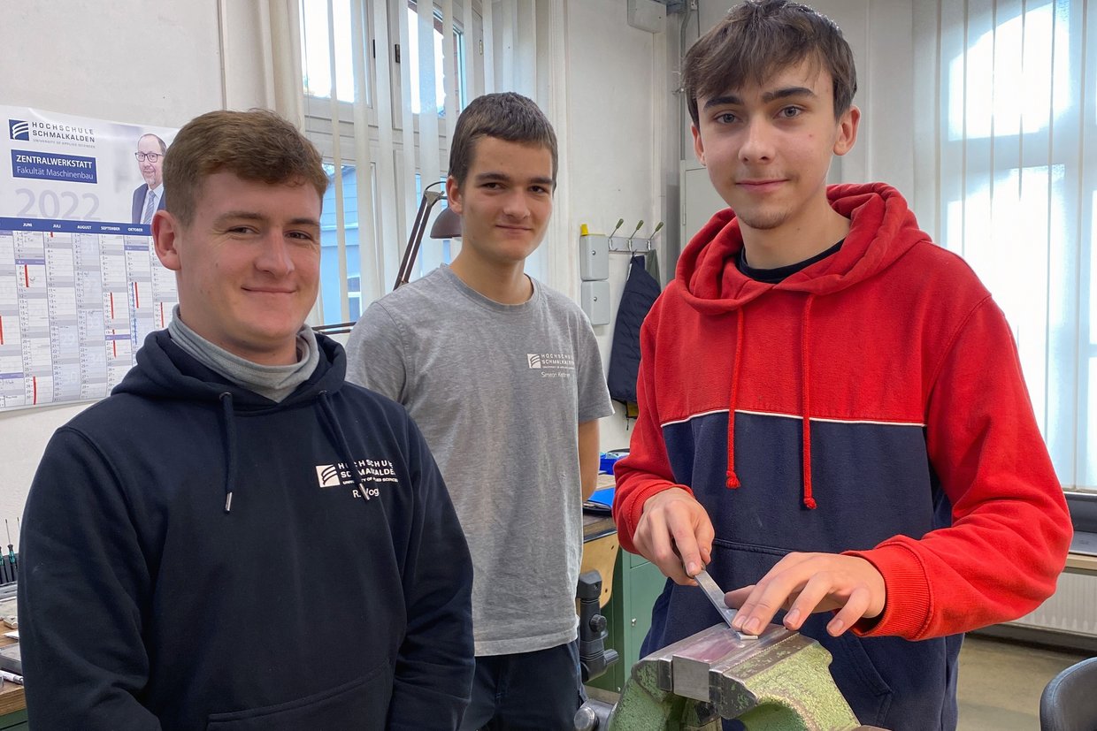Ausbildungsstart ins neue Lehrjahr: Für Florian Dressler (Azubi, 1. Lehrjahr, r.) geht es ans Feilen unter Anleitung von Werkstattmeister Richard Vogt (l.). Simeon Kettner (Azubi, 2. Lehrjahr, Mitte) hat die Übung schon gemacht und kann den einen oder anderen Tipp unter Azubis geben.