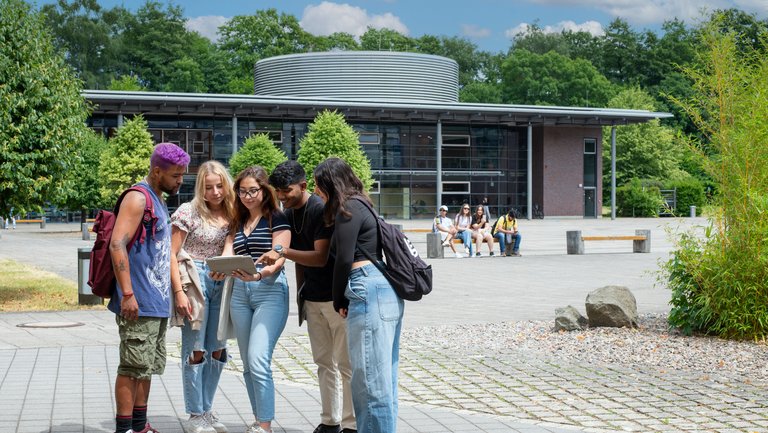 Studierende auf dem Campus