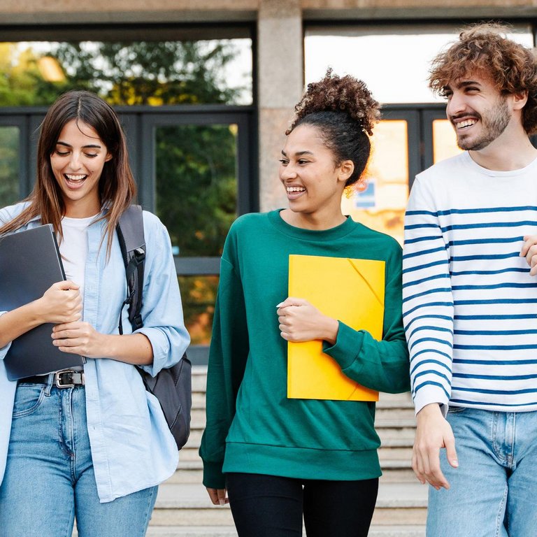 Studierende verlassen ein Hörsaal-Gebäude