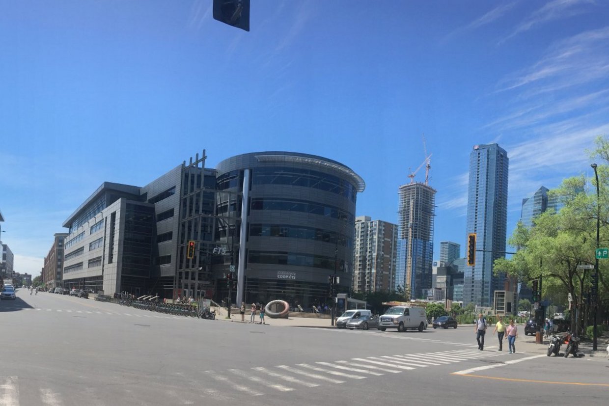 Straße im Zentrum von Montréal, die beiden großen Gebäude in der