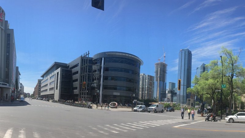 Straße im Zentrum von Montréal, die beiden großen Gebäude in der