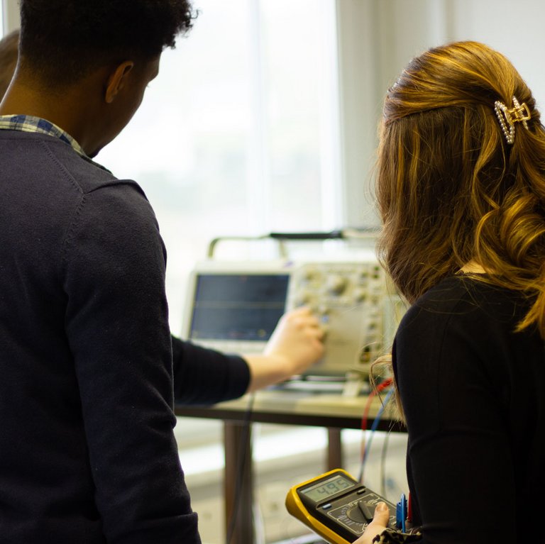 Studierende in der Elektrotechnik