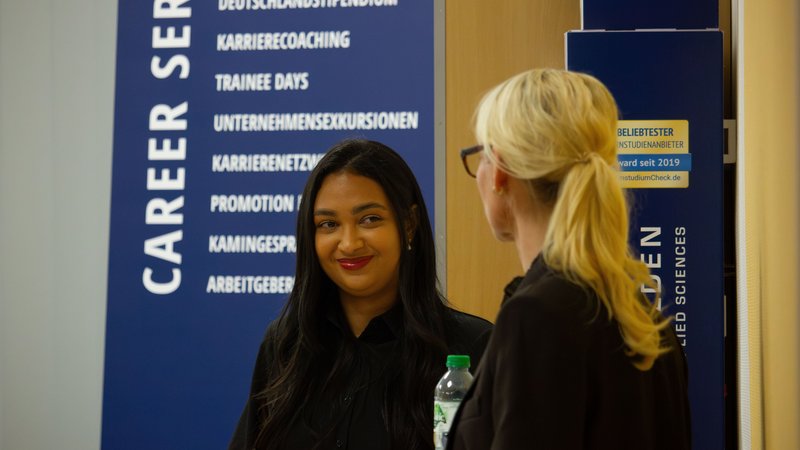 Zwei Frauen im Gespräch