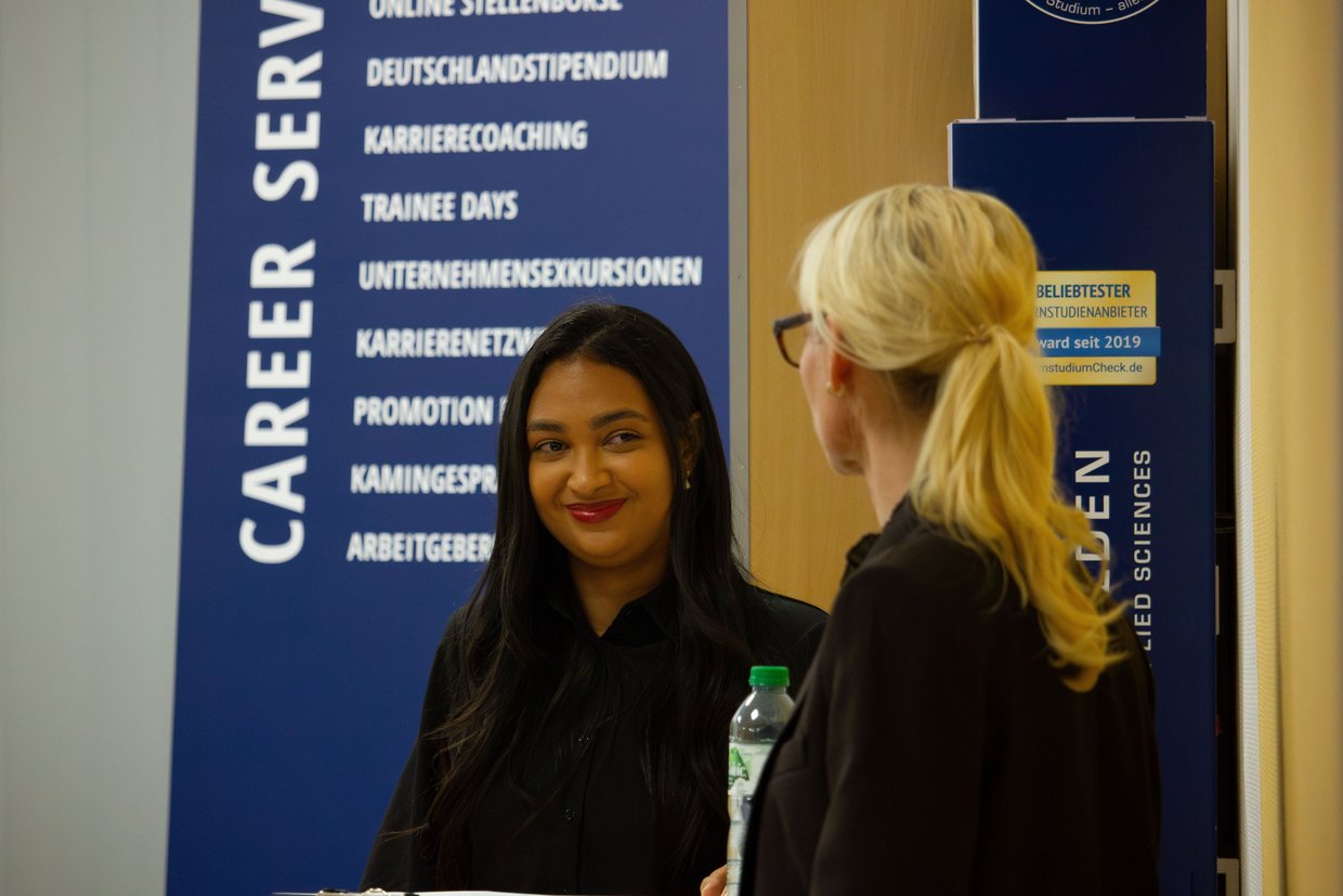 Zwei Frauen im Gespräch