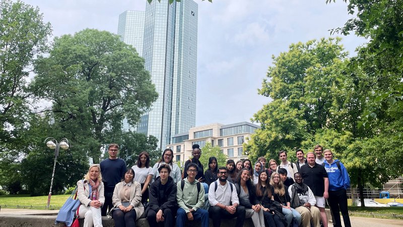 Studenten vor Hochhaus in Frankfurt