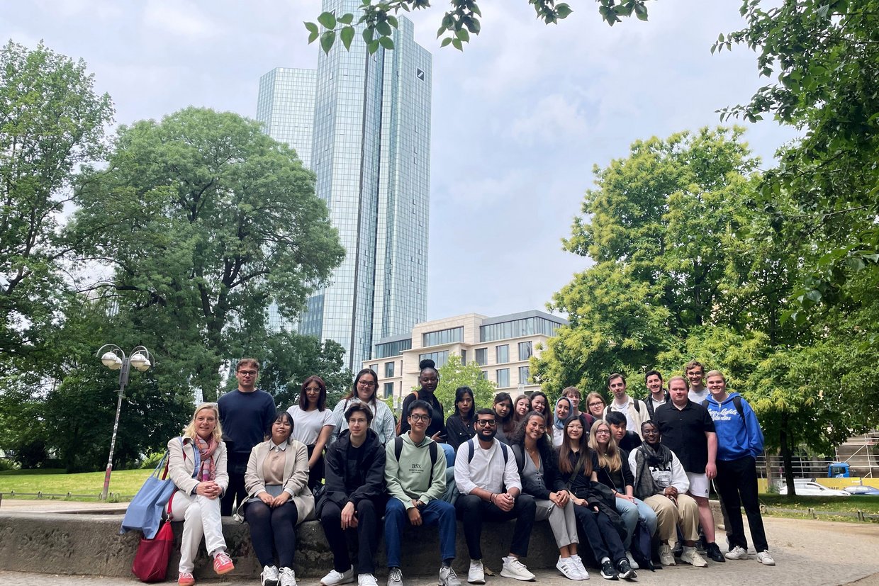 Exkursion nach Frankfurt Studenten vor Hochhaus in Frankfurt