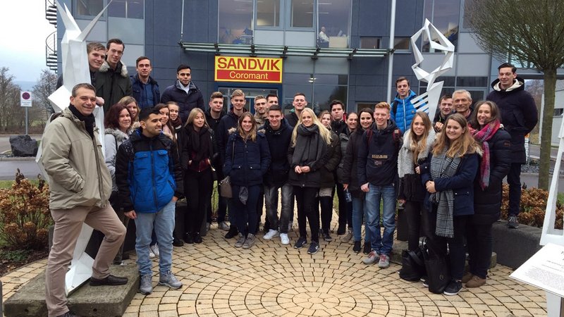 Gruppenbild vor Sandvik Coromant in Schmalkalden