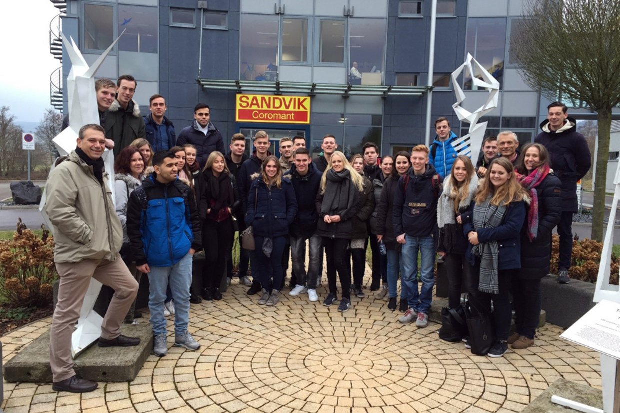 Gruppenbild vor Sandvik Coromant in Schmalkalden