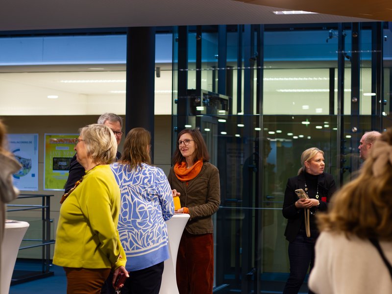 Besucher zur Ausstellung