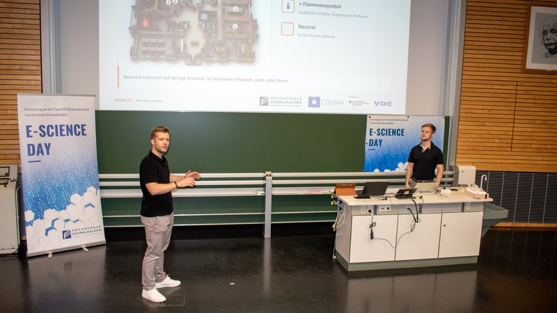 Zwei Studenten referieren
