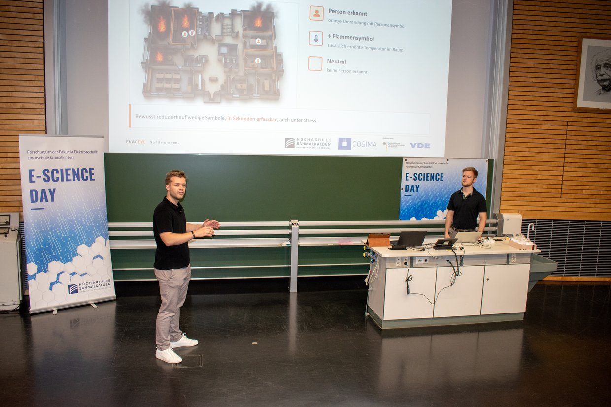 Zwei Studenten referieren