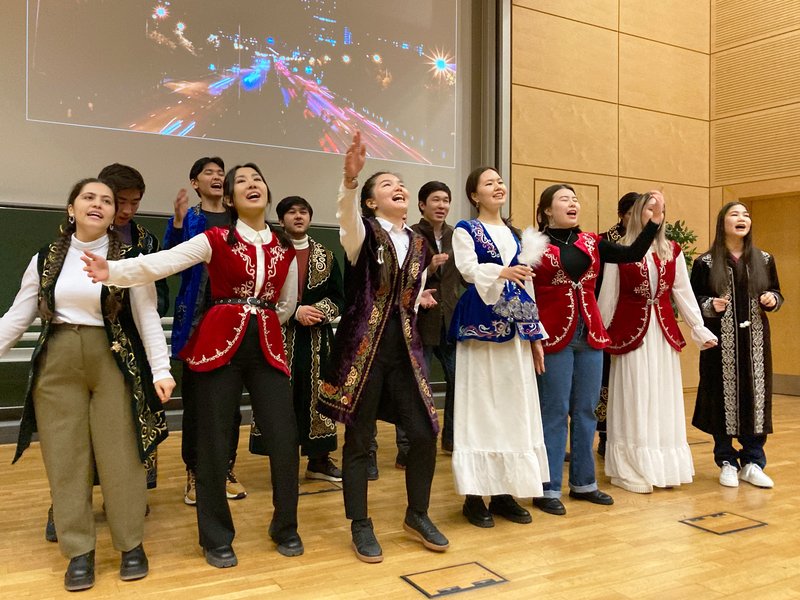 Die kasachischen Studierenden begeisterten das Publikum. 
