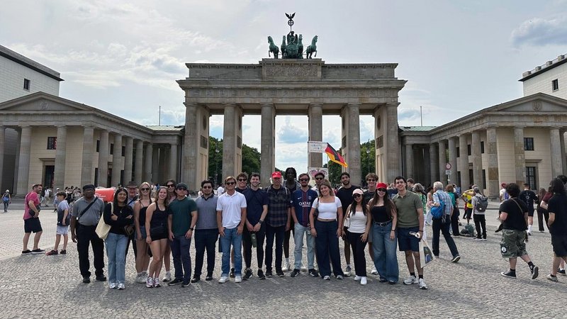 Studenten vor Brandenburger Tor in Berlin