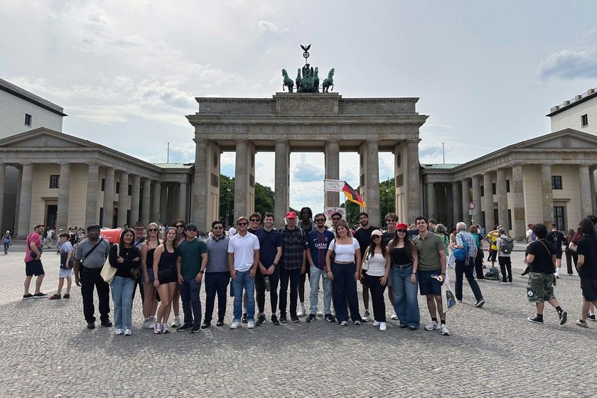 Studenten vor Brandenburger Tor in Berlin