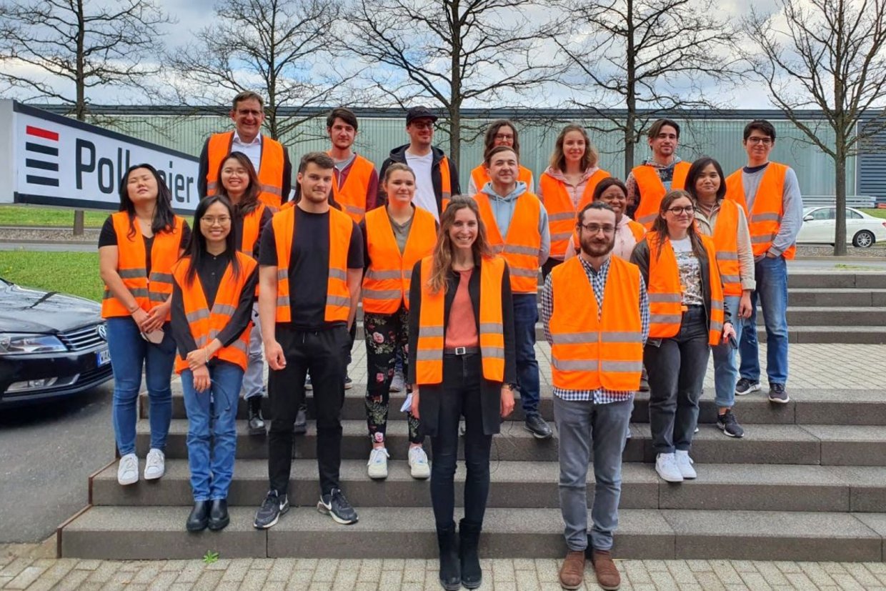 Gruppenbild mit unseren Studierenden, Prof. Dr. Dornieden und Frau Chevtchenko vor der Pollmeier Massivholz GmbH & Co.KG