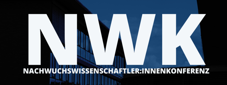 Bild von Gebäuden der Hochschule, bläulicher Ton, Text weist auf Nachwuchswissenschaftler:innenkonferenz hin