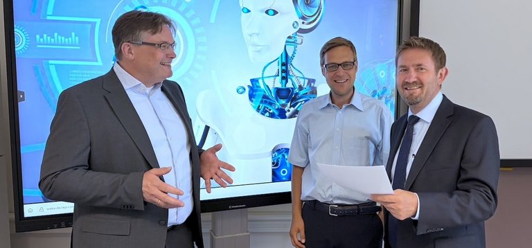 Prof. Müller, Prof. Schneider und Prof. Lisiewicz im Gespräch