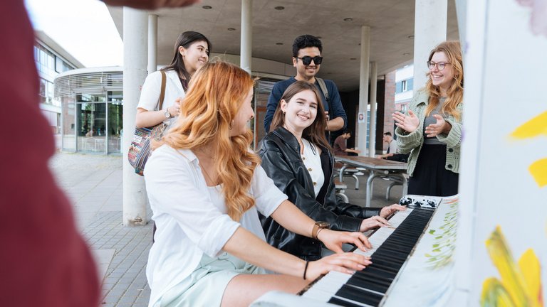 Studierende auf dem Campus der Hochschule Schmalkalden