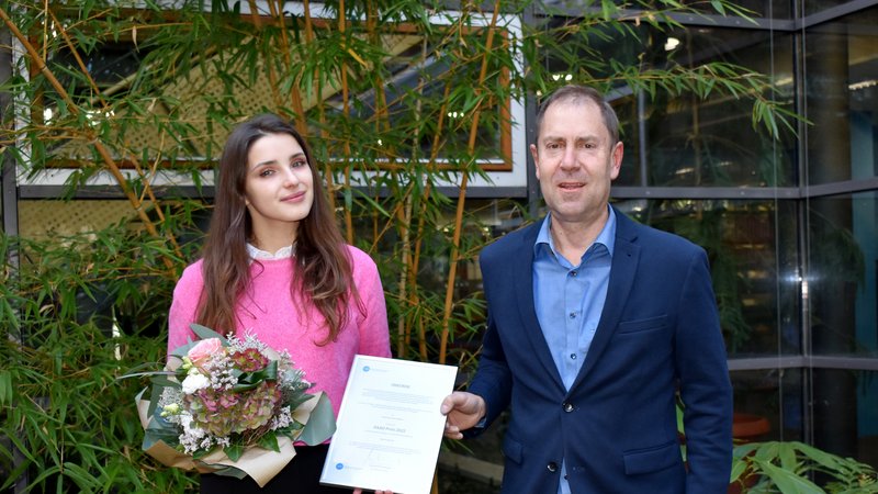 Viktoriia Berezka und Vizepräsident Prof. Uwe Hettler im Innenhof der Bibliothek
