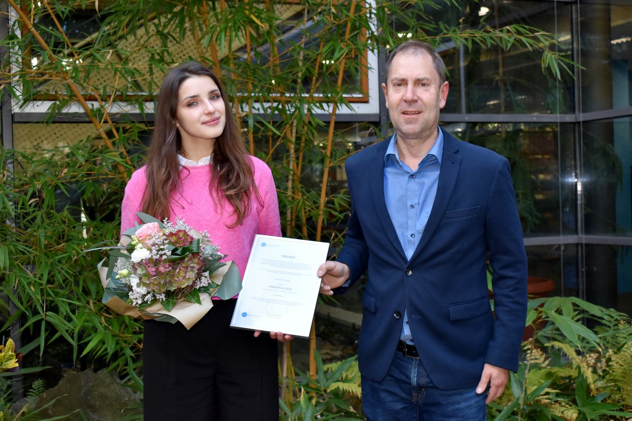 Viktoriia Berezka und Vizepräsident Prof. Uwe Hettler im Innenhof der Bibliothek