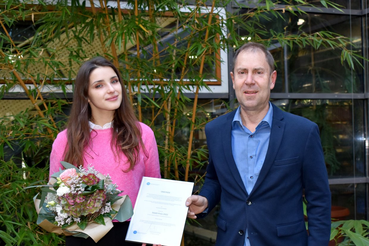 Viktoriia Berezka und Vizepräsident Prof. Uwe Hettler im Innenhof der Bibliothek