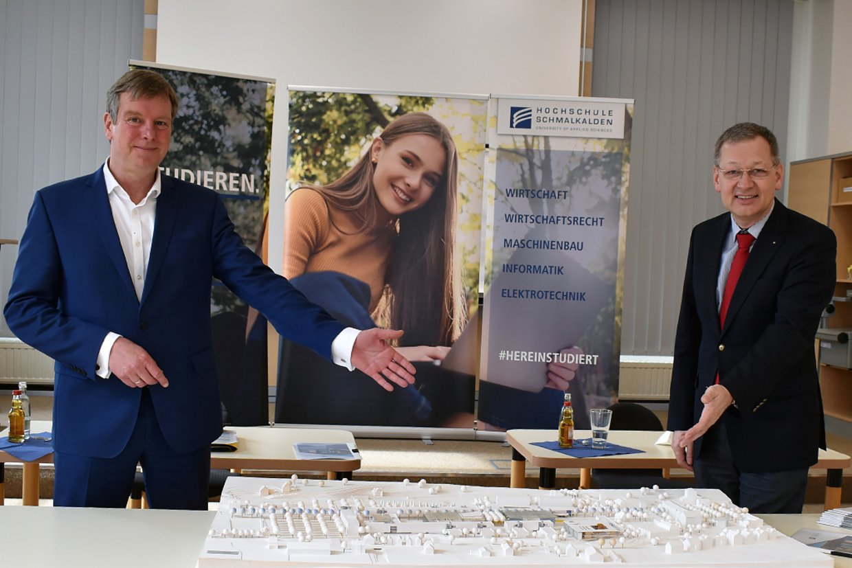 Staatssekretär Carsten Feller und Hochschulpräsident Prof. Gundolf Baier am Campusmodell der Hochschule