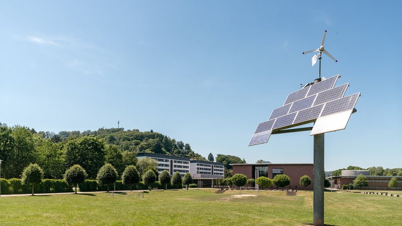 Solar- und Windkraftkraftanlage der Hochschule Schmalkalden vor Haus E