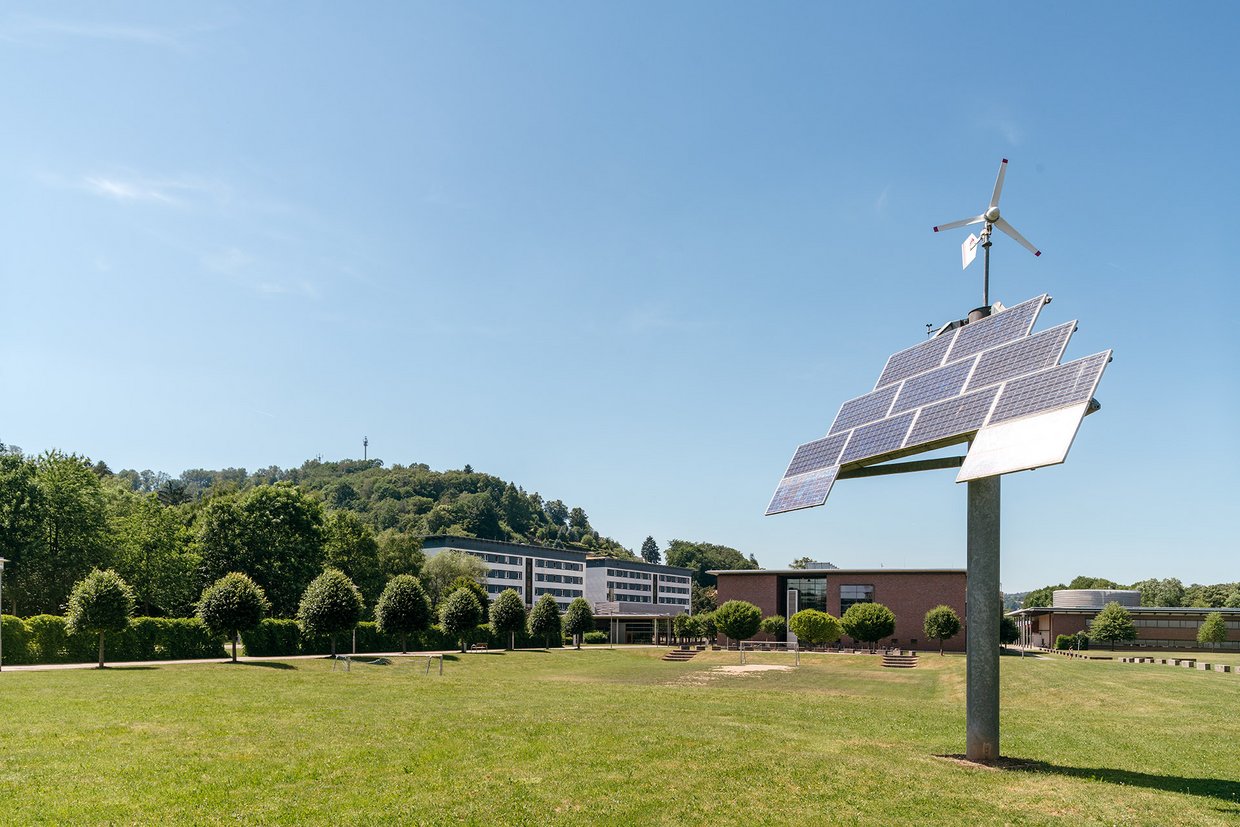 Solar- und Windkraftkraftanlage der Hochschule Schmalkalden vor Haus E