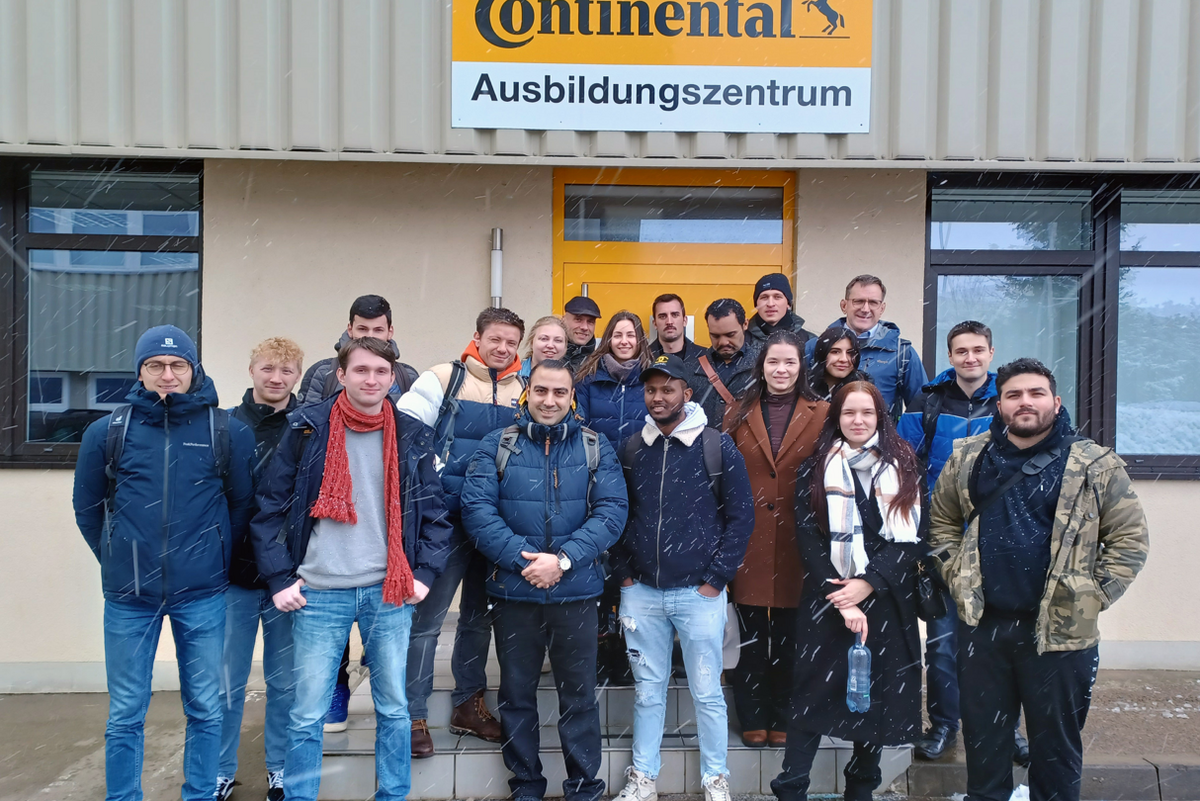 Studierende auf Firmenexkursion zu ContiTech Waltershausen