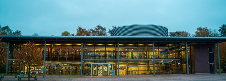 Bibliotheksgebäude an einem Herbstabend