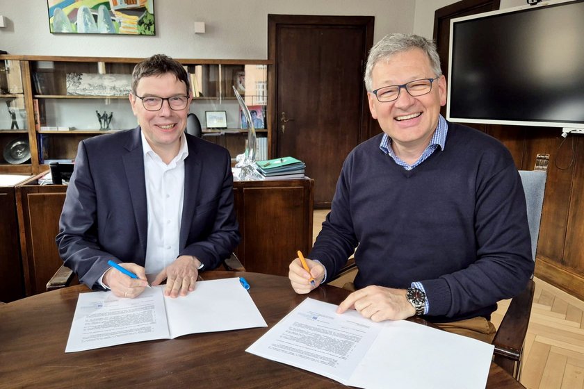 Thomas Kaminski und Prof. Gundolf Baier unterzeichnen Vereinbarung