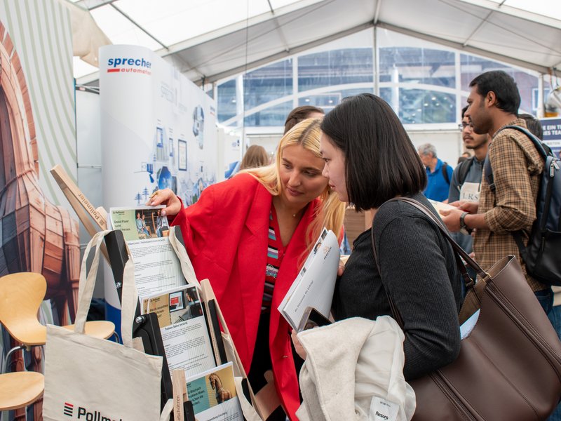 Zwei Frauen am Infostand