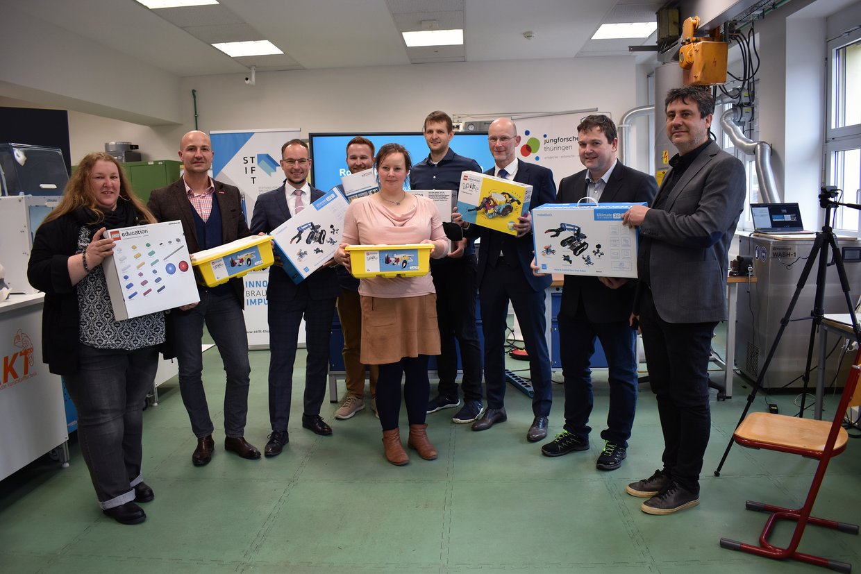 Gruppenbild mit allen Akteuren im Schülerforschungszentrum