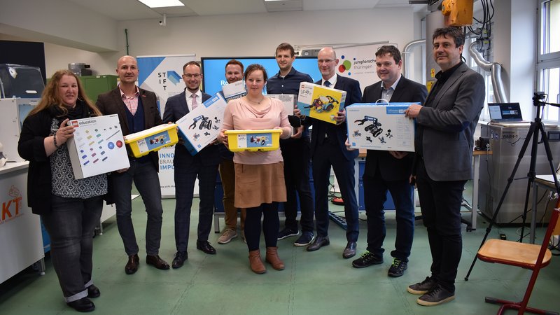 Gruppenbild mit allen Akteuren im Schülerforschungszentrum