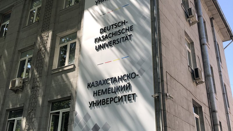 Zweiwöchiger Blockkurs im Fach "Anwendungssysteme" an der DKU in Almaty, gehalten von Prof. Johannsen