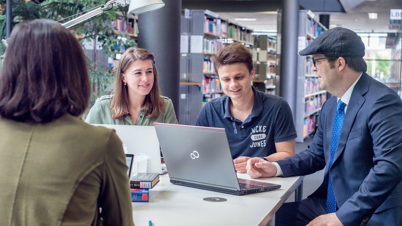 Studierende mit Professor