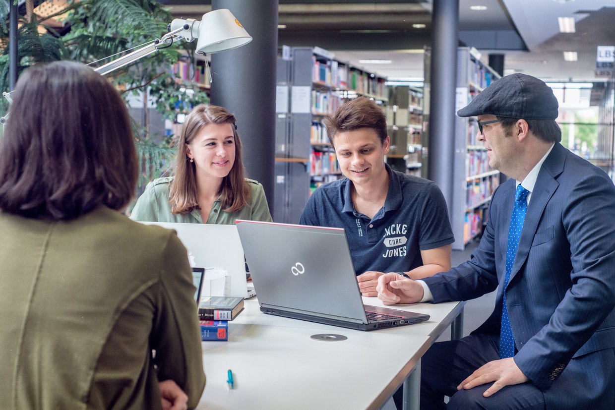 Studierende mit Professor