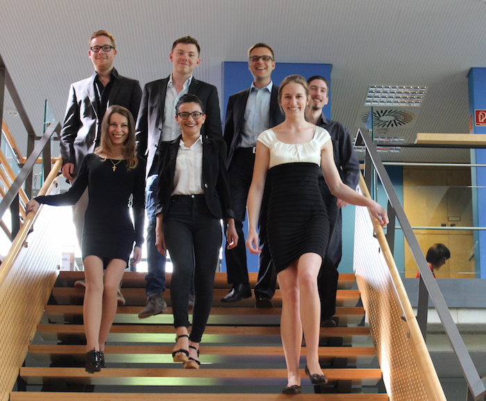 Aktuelles Team der Legal Consultants mit Prof. Dr. Schneider auf einer Treppe