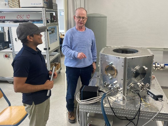 Hochvakuumkammer im Laserlabor Mitarbeiter Prof. Udo Behn und Student Harshil Mistry vor der Hochvakuumkammer im Laserlabor an der Hochschule Schmalkalden, in der Experimente zur EUV-Erzeugung gemacht werden können.