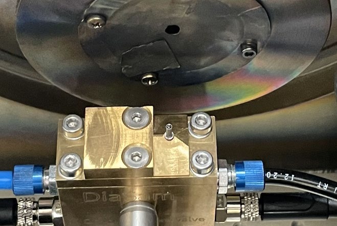 Gaspuff-Düse Einsatz einer speziell für EUV-Erzeugung entwickelte Gaspuff-Düse zur Bereitstellung eines dichten Xenongases in der Hochvakuumkammer.