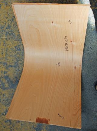 Rohling einer Stuhl-Sitzschale aus Furnierlagenholz, nach dem Umformvorgang Rohling einer Stuhl-Sitzschale aus Furnierlagenholz, nach dem Umformvorgang