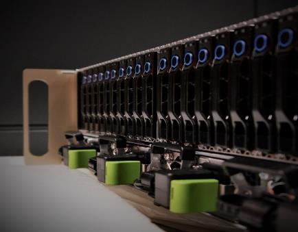 Server für Maschinelles Lernen des Typs NVIDIA DGX-1 V100, FESTO Robotino® mit Logistic Kit und FESTO Compact-Workstation. Server für Maschinelles Lernen des Typs NVIDIA DGX-1 V100, FESTO Robotino® mit Logistic Kit und FESTO Compact-Workstation.