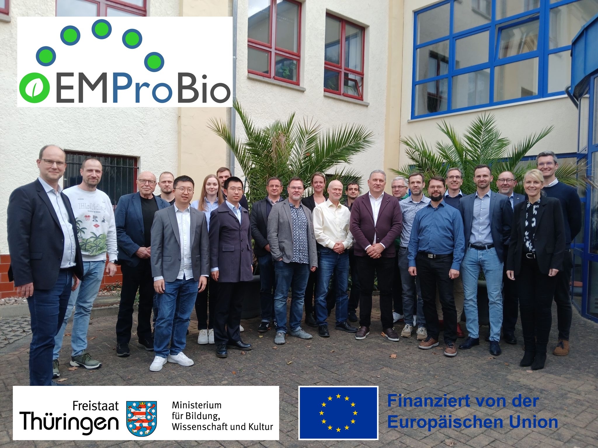 Forscher stehen vor einem Gebäude