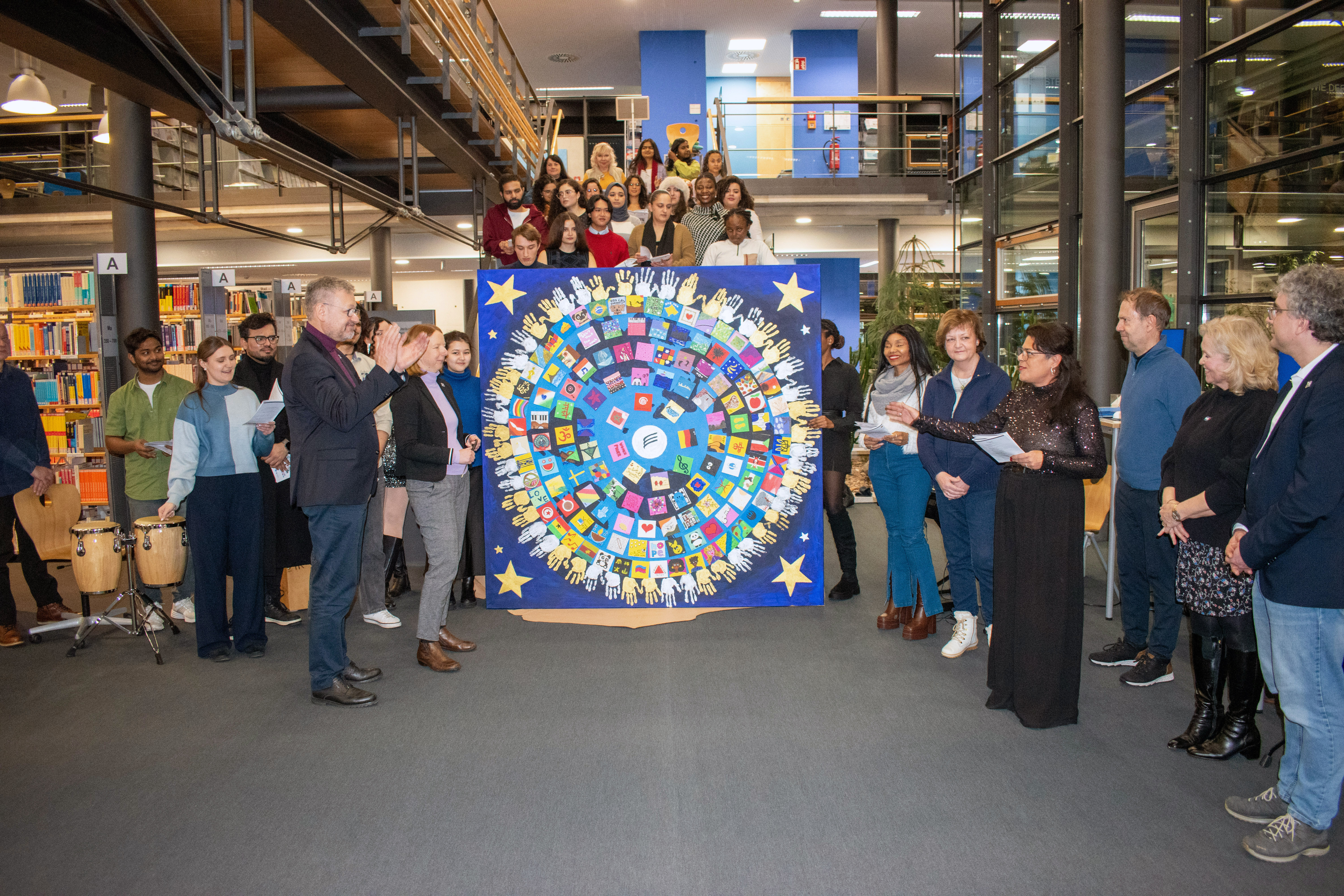 Menschen stehen um ein Bild