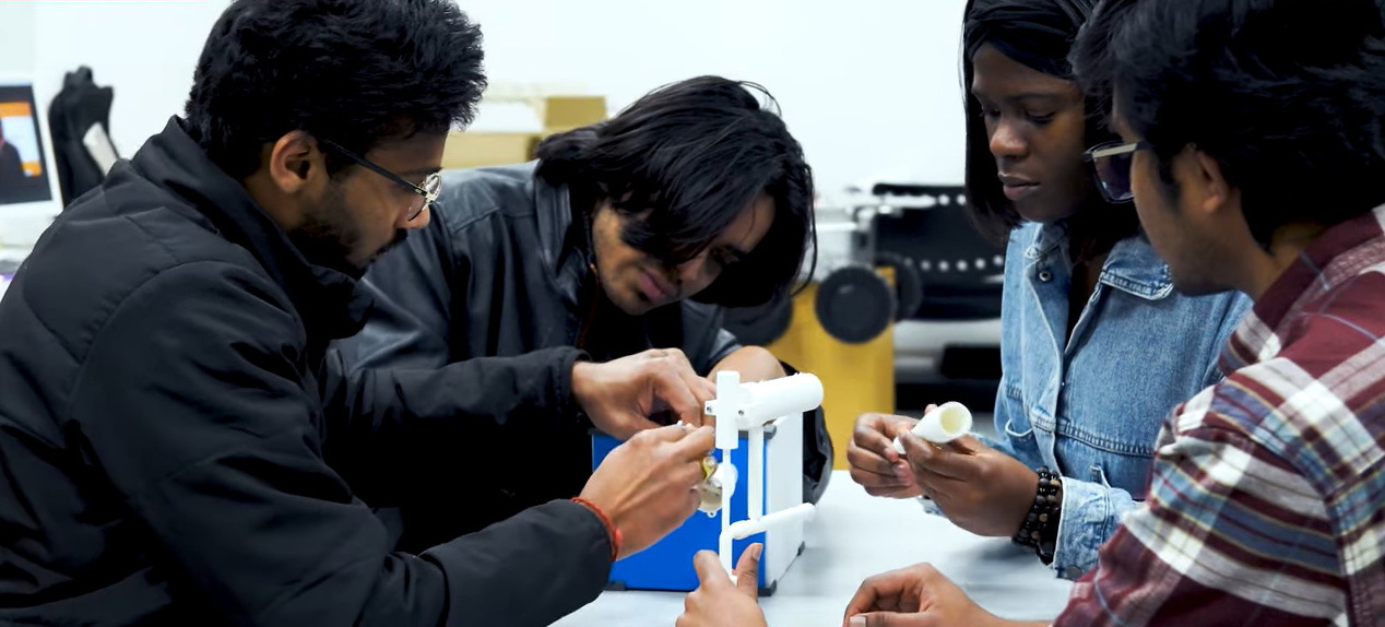 Studenten bauen ein 3D-Modell