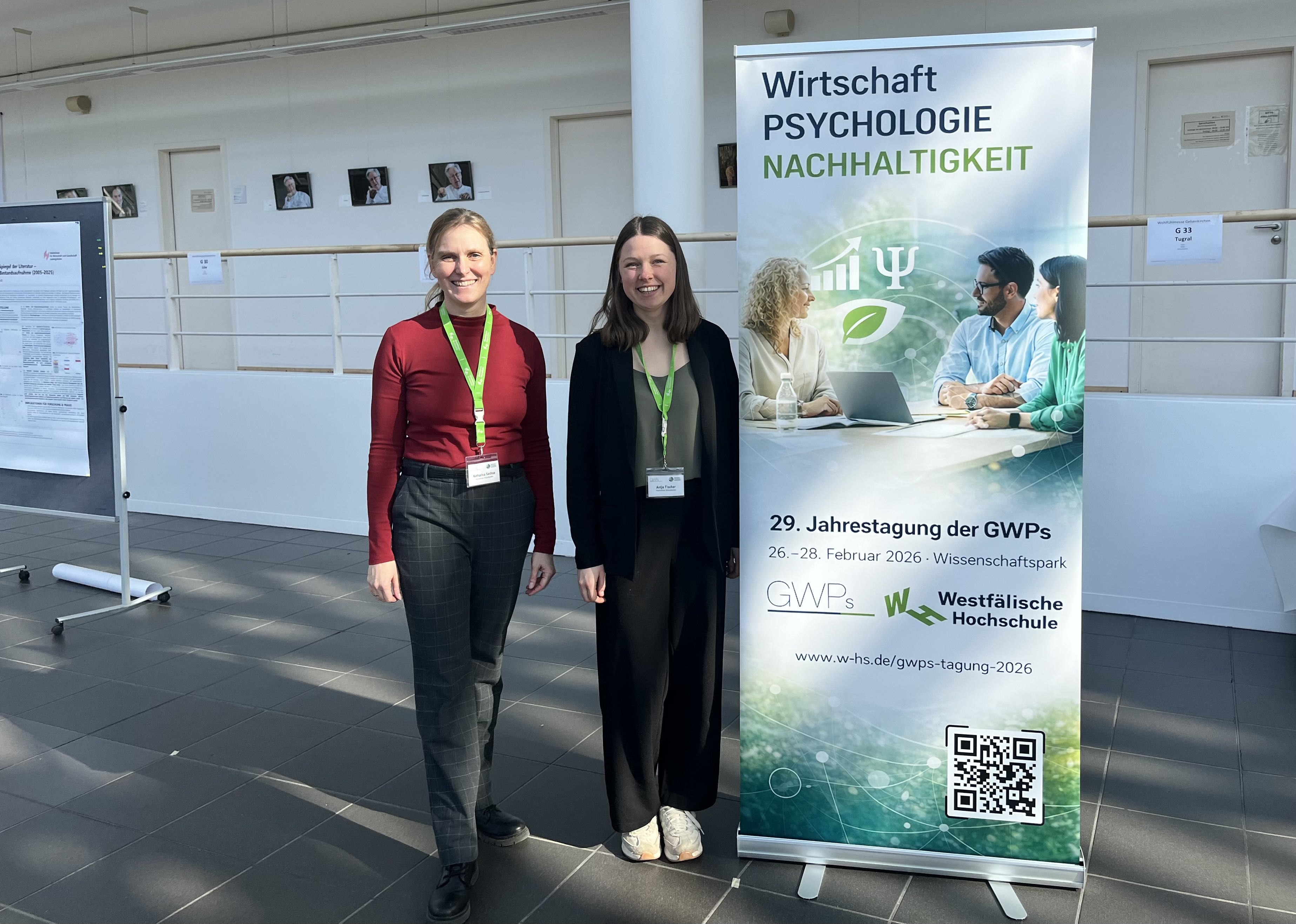 Zwei Frauen vor einem Rollup